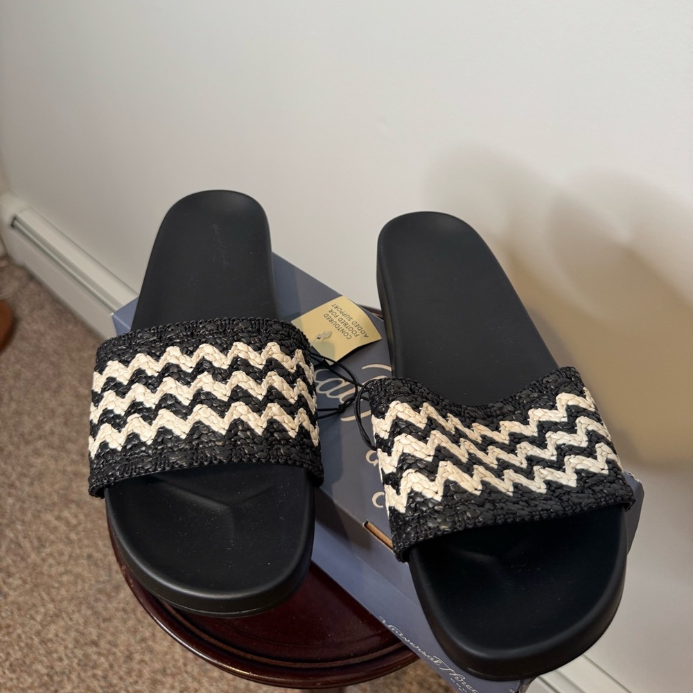 Universal Thread Black and White Zigzag Slide San… - image 3